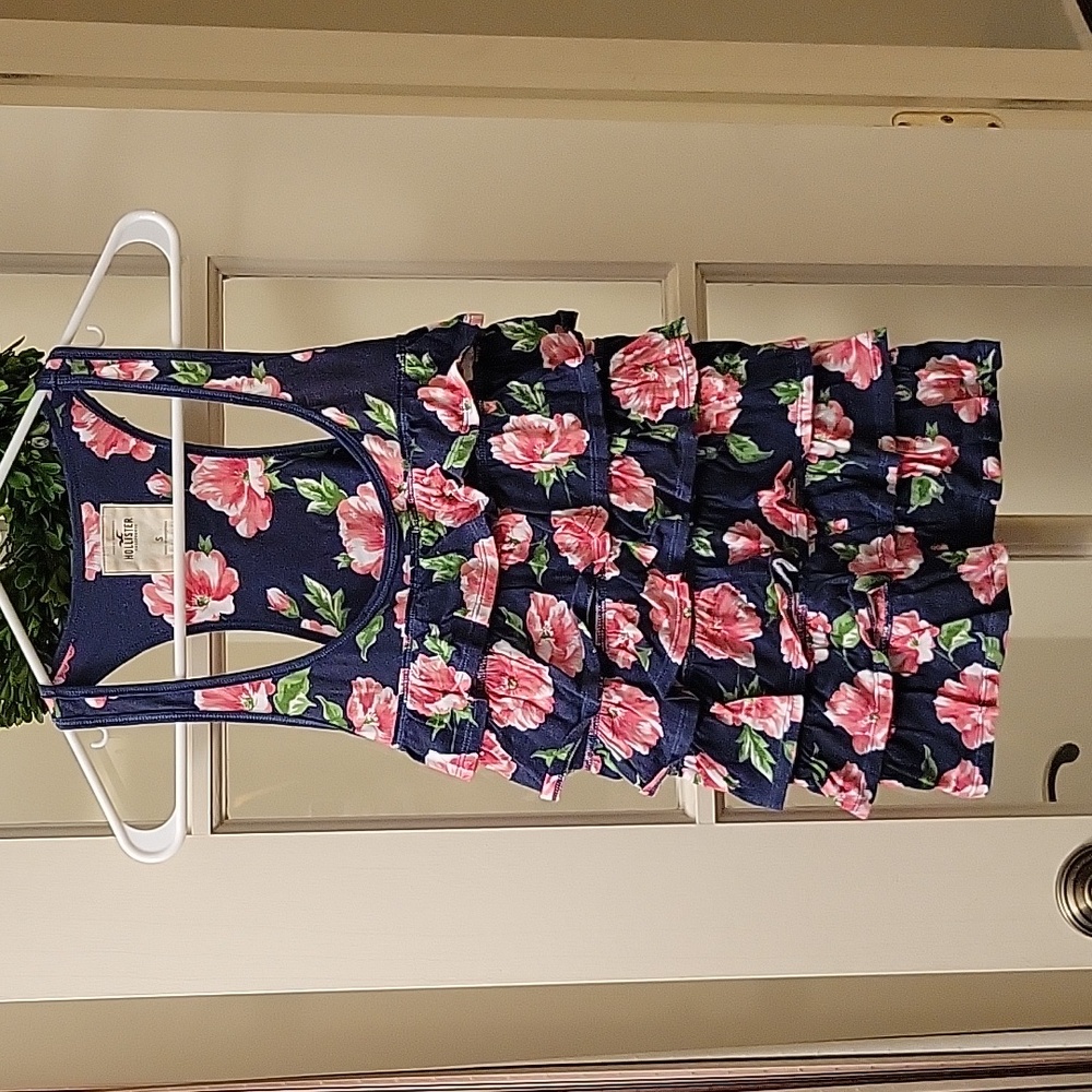 Floral Ruffle Hollister top